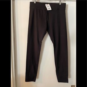 HUE Leggings NWT in Black, seamless with 3” waist band.